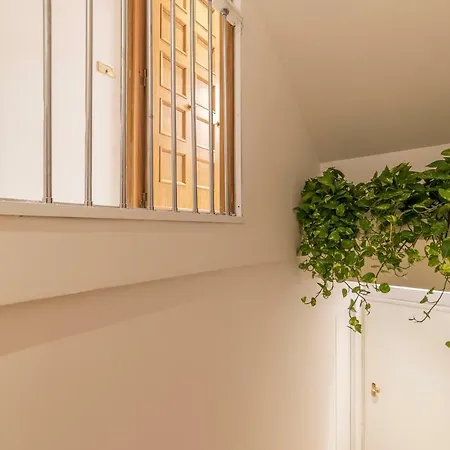 2 Bd 1ba Spanish Steps Apartment