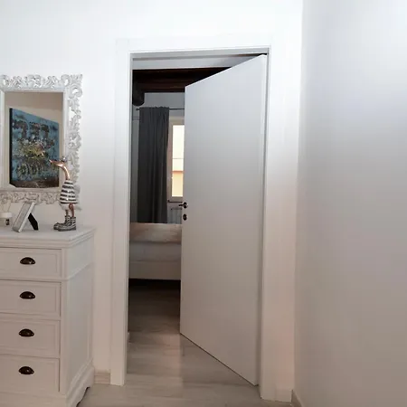 2 Bd 1ba Spanish Steps Apartment